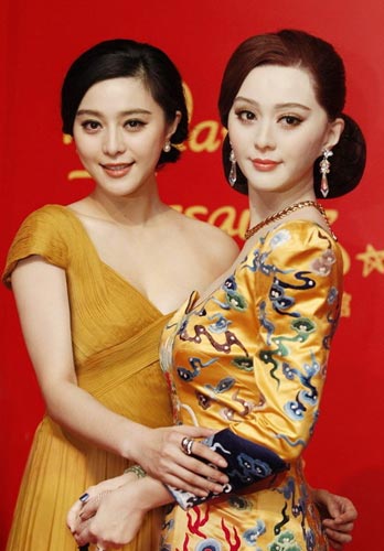 点击浏览下一张>> 刘亦菲章子怡黄裙赛娇艳