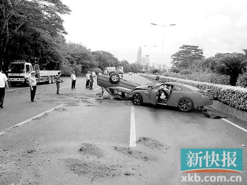 ■的士被跑车撞得四脚朝天。