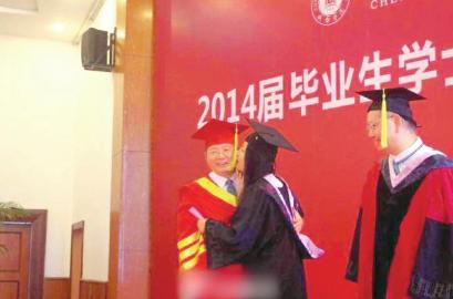 成都大学毕业生亲吻校长。