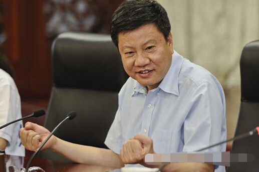 广州市长陈建华回答大V们的提问。 广州市长陈建华回答大V们的提问。